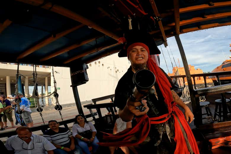 Pirata preparado para emprender la travesía por Cozumel