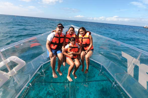 Patinete eléctrico, barco transparente y entrada a un club de playa de Cozumel