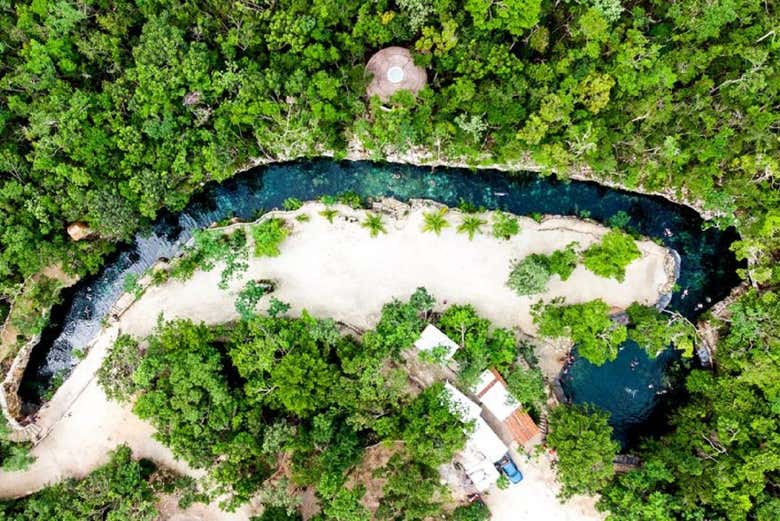 Vista aérea de uno de los cenotes de Casa Tortuga