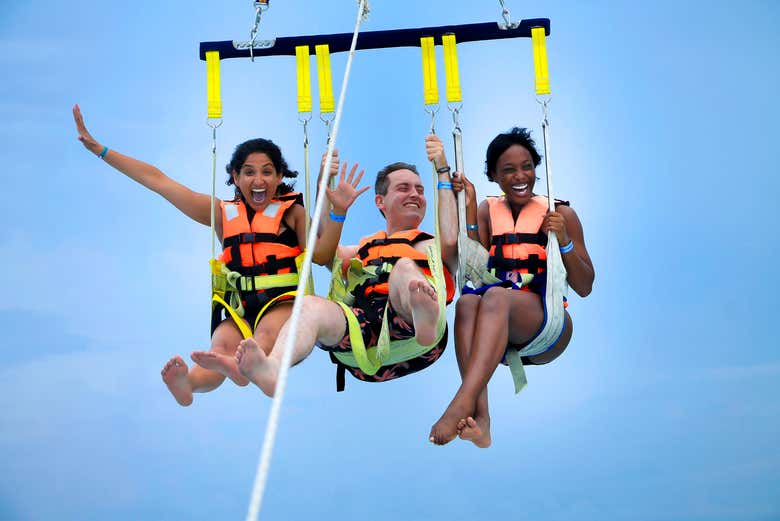 Practicando parasailing