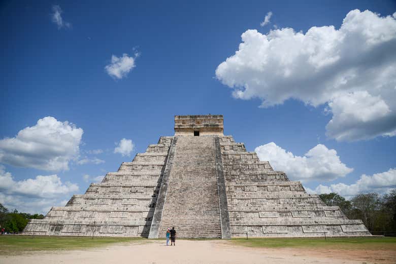Dos personas disfrutando de la excursión a Chichen Itzá