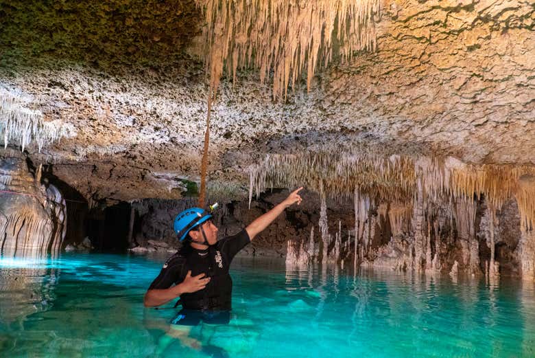 Disfrutando del recorrido en Río Secreto