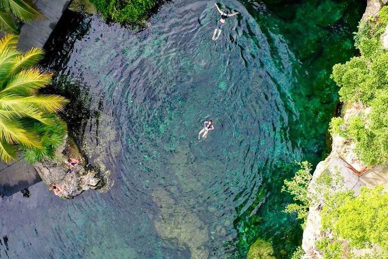 Nadando en un cenote