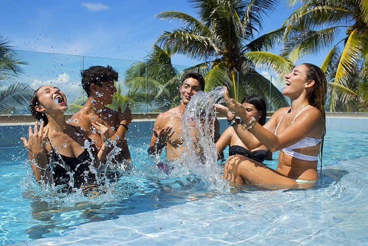 Disfrutando de la piscina de Parque Garrafón