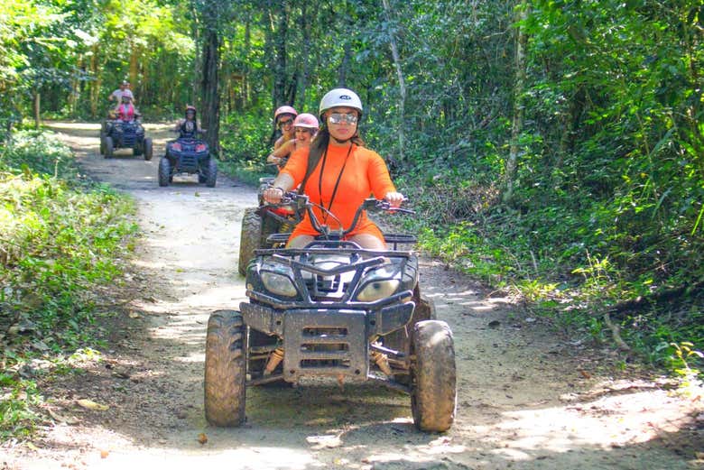 Pilotando un quad en Puerto Morelos