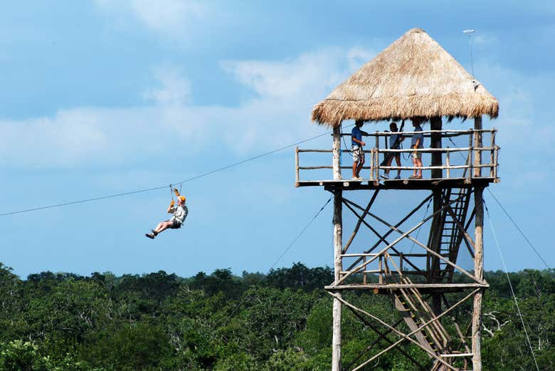 Tirolinas en la selva maya