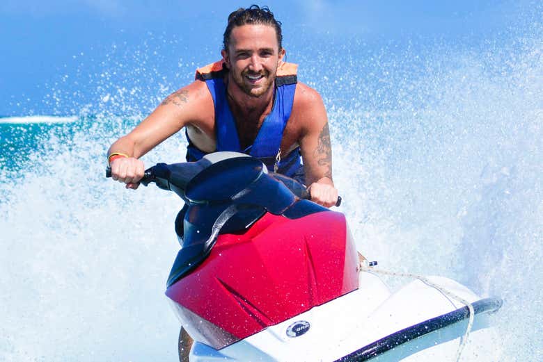 Conduciendo una moto de agua a toda velocidad
