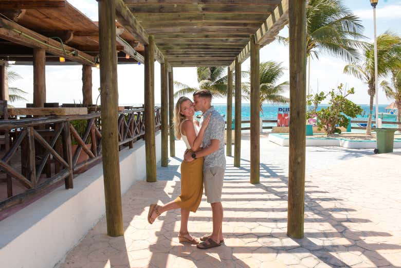 Pareja posando en Puerto Morelos