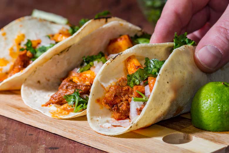 Probando unos tacos mexicanos