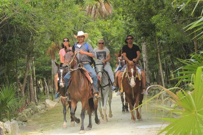 El grupo a caballo por Tulum
