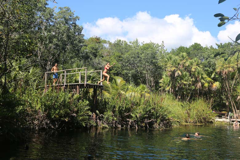 Saltando al cenote