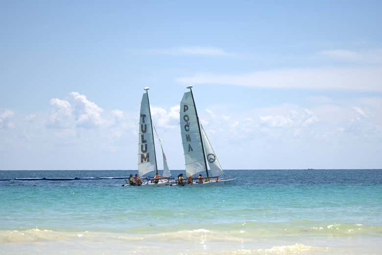 Dos veleros navegando por las costas de Tulum 